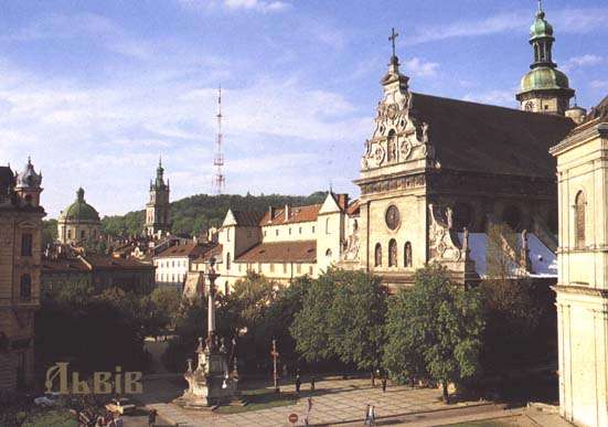 Piazza dellAscensione, con la cattedrale dei Bernardini