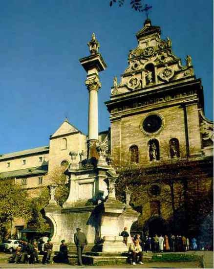 Piazza dellAscensione, con la cattedrale dei Bernardini