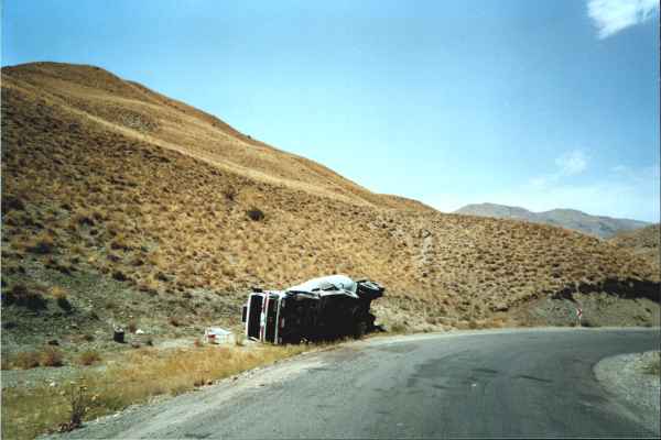 Camion rovesciato e abbandonato in Iran