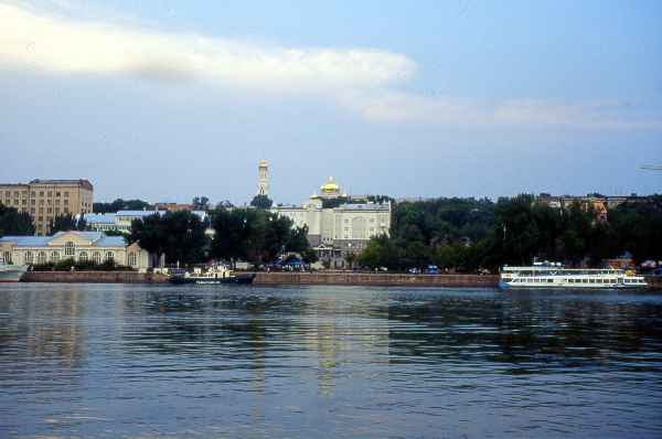 Il Don e sullo sfondo la cattedrale di Rostov