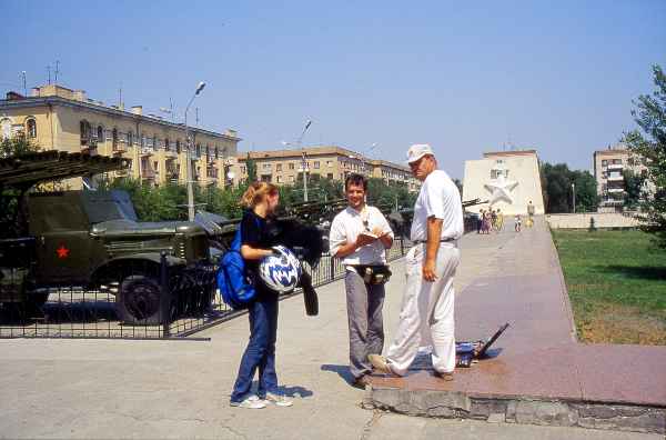 Acquisto di souvenir a Stalingrado