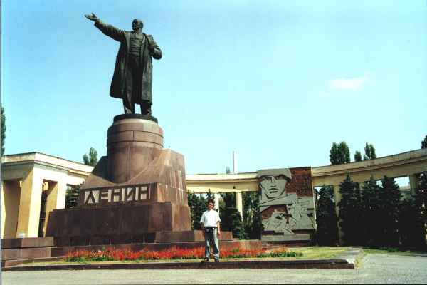 Nelik-uomo sotto la statua di Lenin