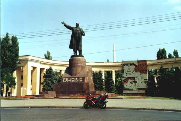 Nelik-moto sotto la statua di Lenin