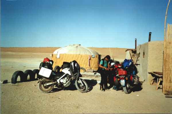 Locanda a Derveze, nel deserto Karakum (Turkmenistan)