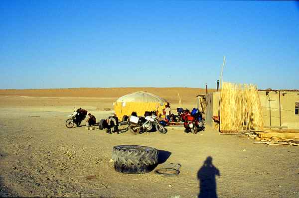 Locanda a Derveze, nel deserto Karakum (Turkmenistan)