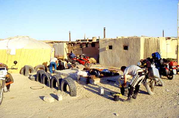 Locanda a Derveze, nel deserto Karakum (Turkmenistan)