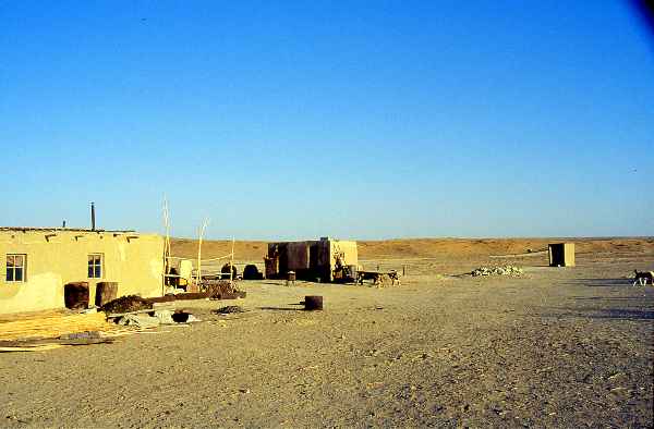 Locanda a Derveze, nel deserto Karakum (Turkmenistan)