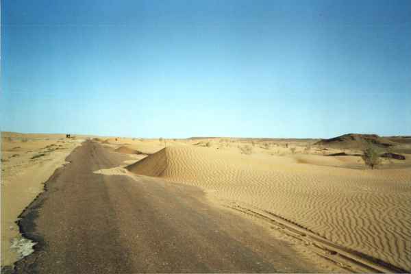 Strada nel deserto Karakum (Turkmenistan)