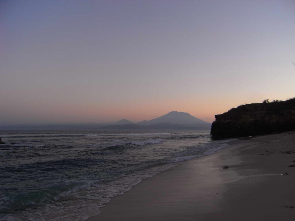 Alba a Lembongan, con Gunung Agung sullo sfondo