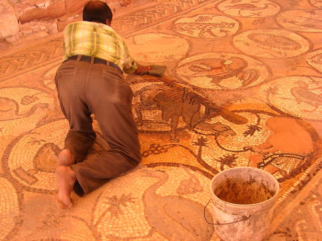 Mosaico allinterno delle rovine di Petra