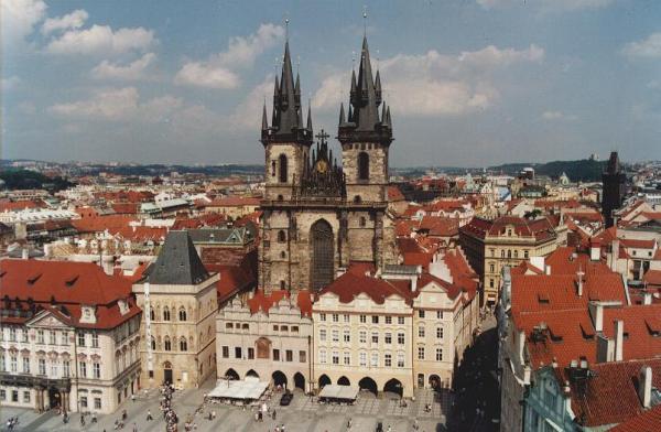 Chiesa di Santa Maria di Tyn, nella piazza Staromestske, vista dalla torre del Municipio