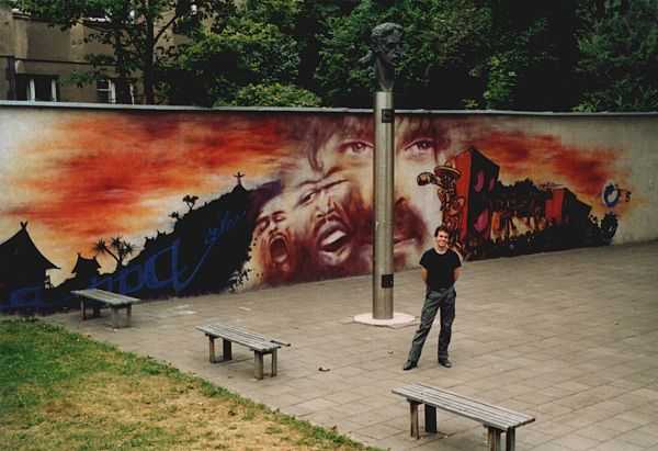 L'unico monumento al mondo dedicato al mitico Frank Zappa, Vilnius