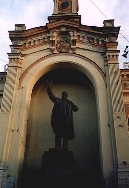 Statua di Lenin nella periferia di Leningrado