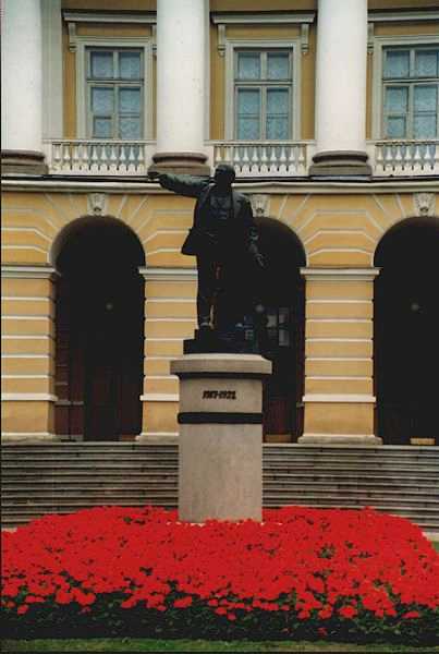 Statua di Lenin nei pressi del Palazzo Smolny