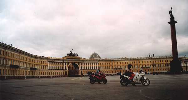 Piazza del Palazzo con Nelk e Mery