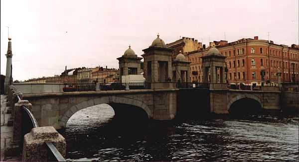 Ponte su un canale della Neva