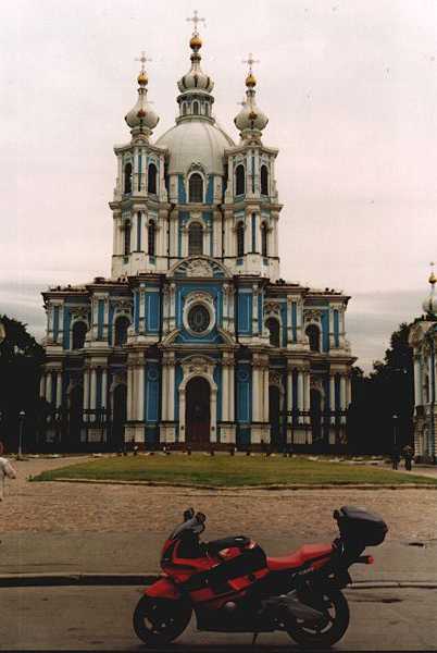 Nelk davanti allo Smolny