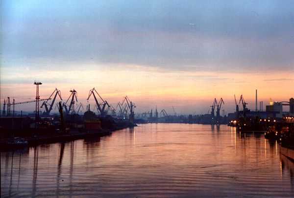 Tramonto sul porto fluviale di Danzica