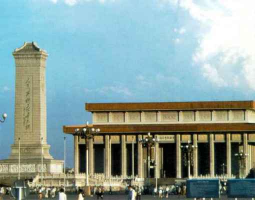 Memoriale di Mao e Monumento agli Eroi del Popolo sulla Piazza Tiananmen